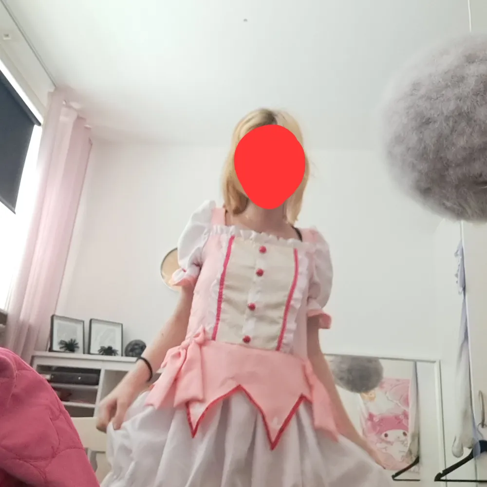 Säljer min madoka cosplay! Kommer med: klänning, handskar, halsband/choker. Köpt på plick för ca 600kr? Peruken säljs tyvärr ej. Klänningar.