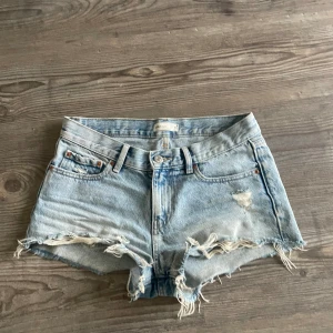 Jeansshorts  - Jättefina lågmidjade jeansshorts från Gina som tyvärr blivit förr små.  
