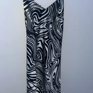 Klänning - Jätte fin klänning från H&M till sommaren. Skönt matrial med öppen korsad rygg. Storlek M. Aldrig använd. Hör av dig vid frågor och funderingar 🩵