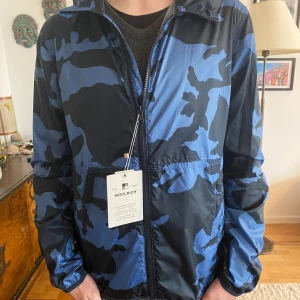 Woolrich windbreaker - INTRESSEKOLL! En väldigt snygg woolrich windbreaker i skick 10/10! Skriv om du skulle vara intresserad!