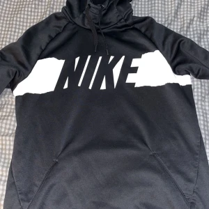 Nike hoodie - Jättesnygg svart vit nike hoodie, använd ett fåtal gånger då den ligger i utmärkt skick. Kan användas till många tillfällen. Pris kan diskuteras vid snabbaffär.