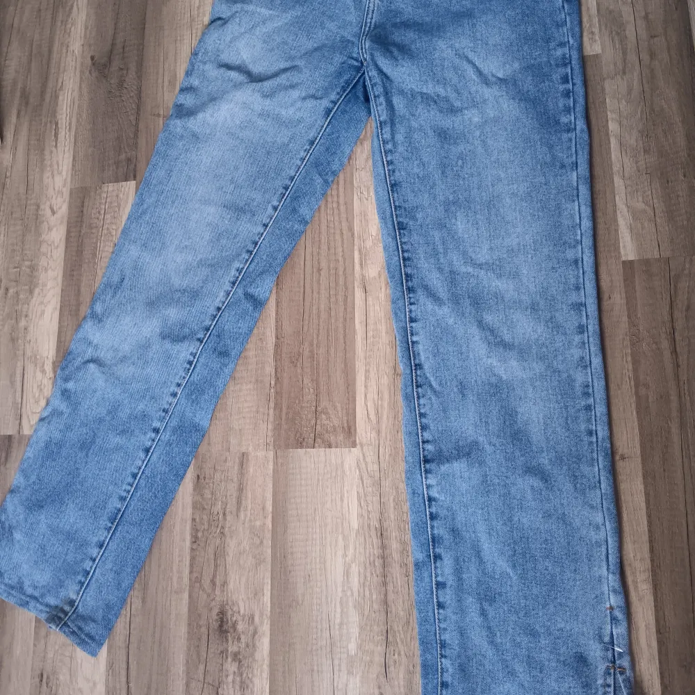 Snygga mom-jeans högre midja raka ben med sprund. Jeans & Byxor.