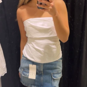vit topp från zara - Säljer denna topp  från zara då den blivit för liten😞 