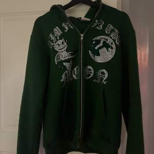 Säljer denna mörkgröna hoodie från ”Aim for the moon”.  Den är sparsamt andvänd i cirka 1 år och i  storlek M   Hör av er om fler bilder osv! 