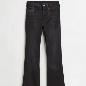 Svarta utsvängda jeans!! - Säljer mina svarta utsvängda jeans från h&m som är helt slutsålda pga att jag hittat ett par andra jag gillar mer! Dom är i använt skick och är lite slitna där nere men de är inget man tänker på🥰 