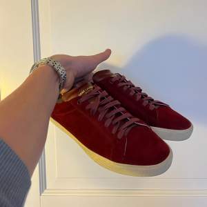 Sällsynta Saint Laurent SL/06 sneakers i storlek 41. Skick 9/10; Har använts sparsamt i två veckor och har någon liten fläck som går att tvätta bort. Kvitto finns. Svarar gärna på dina frågor🌟