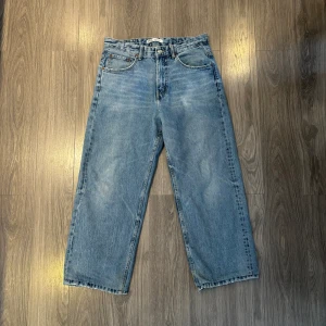 Zara jeans - Baggy zara jeans. Bra skick. Skriv för frågor eller mått.