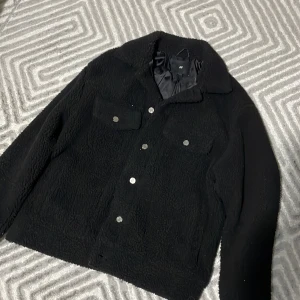 Fleecejacka  - Svart fleecejacka från H&M. Storlek S men passar säkert M också. Passar perfekt nu till våren! Använd ett fåtal gånger o varit väl omhändertagen. Mycket skönt plagg o jätte mysig. Skriv för mer info