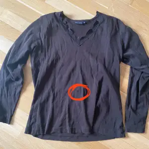 Säljer åt min syster som rensar garderoben💕 Har ett litet hål på framsidan av tröjan, annars bra skick!   Skriv om du har frågor😼