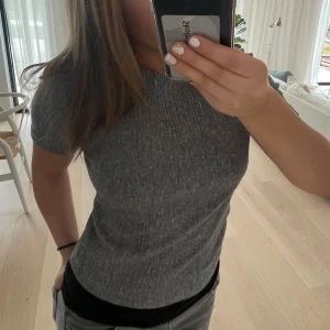 Tröja - Galet snygg stickad t-shirt från Zara! Bra skick❣️❣️ Strl Xs/S 