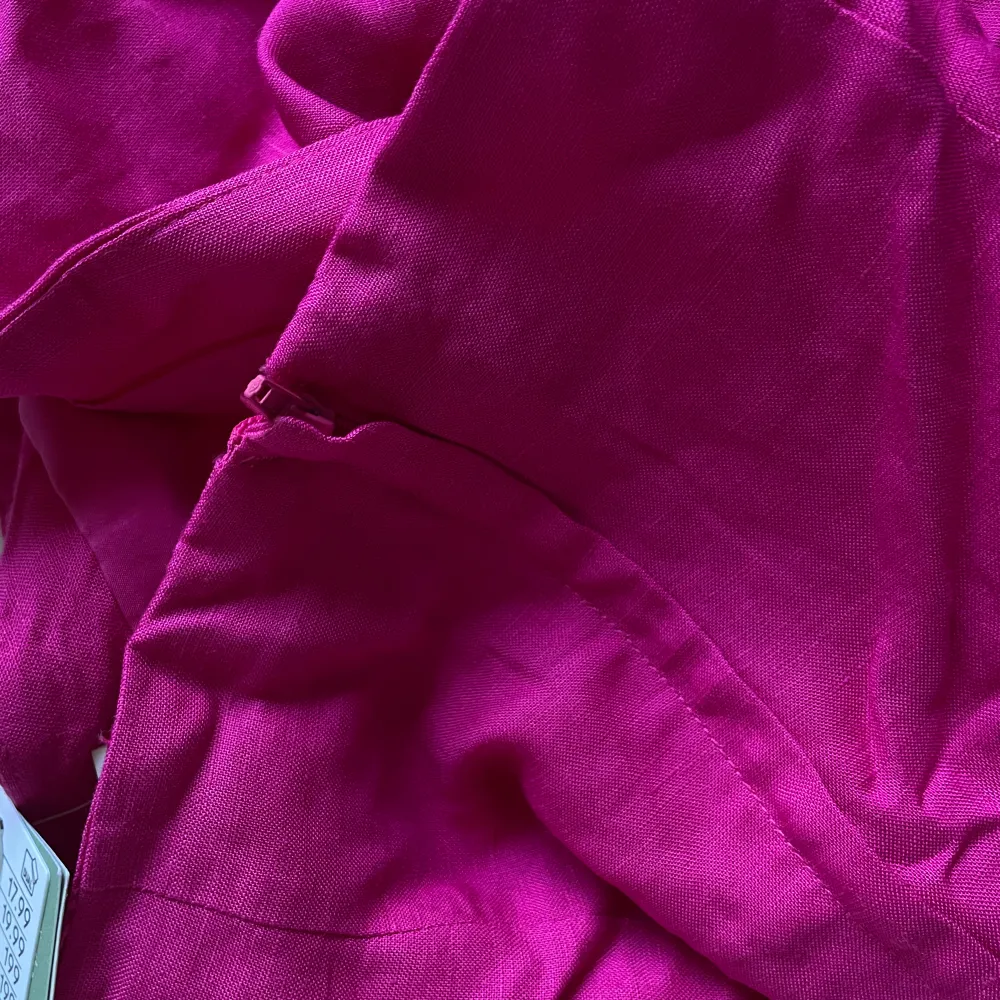 Superfin rosa kjol i linne mix.  Storlek 38. Helt ny. . Kjolar.