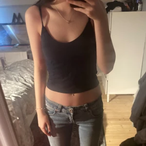 Linne brandy melville - Mörkblått linne från brandy, har insydd bh/topp 