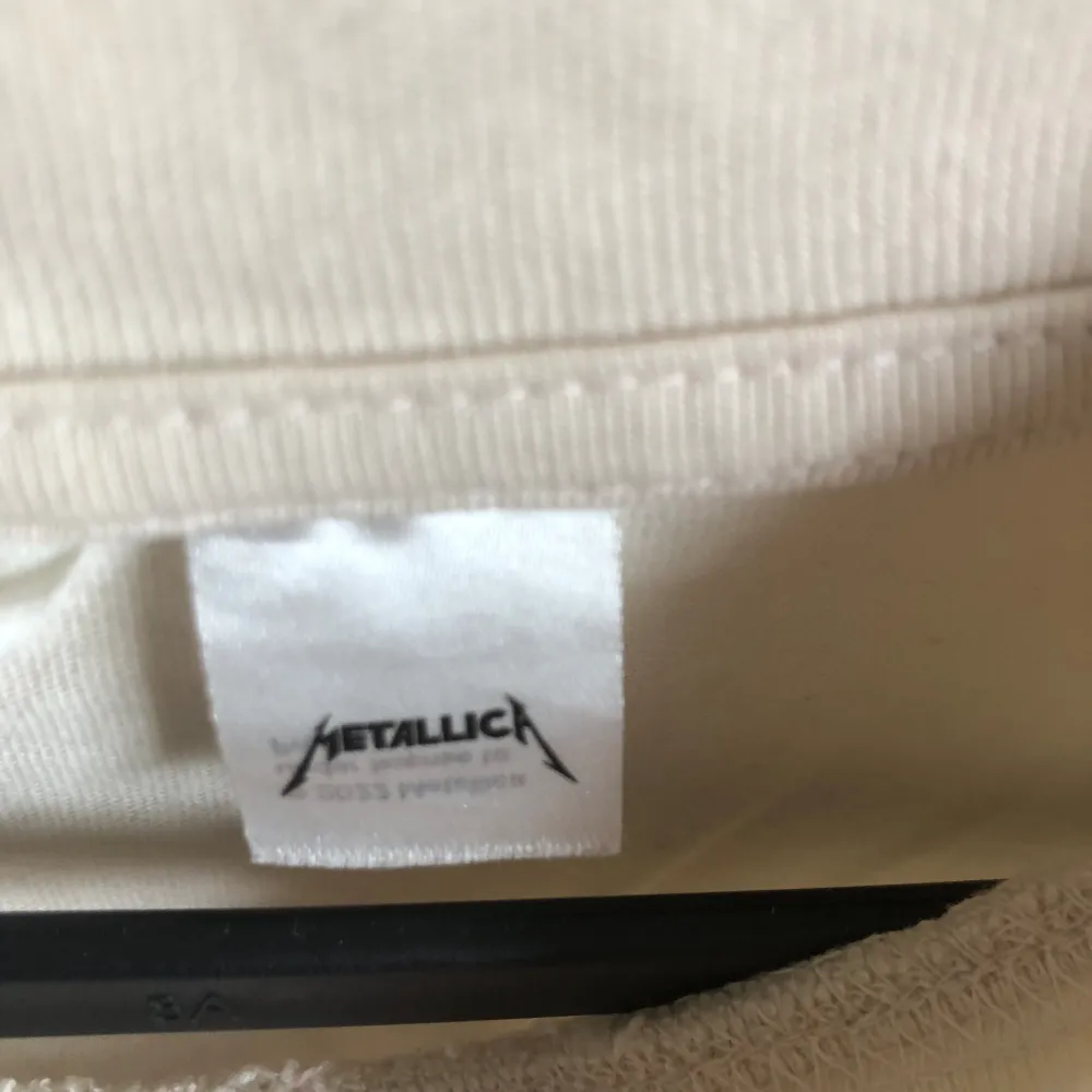En beige Metallica t-shirt som jag inte använt då den inte är i min stil. Storlek M, men passar bra för andra storlekar också då tröjan är oversized. Säljer alla mina varor för under 150kr!!!. T-shirts.