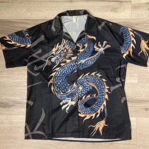 Skjorta - Skjorta med drak mönster, luftigt material ! 
