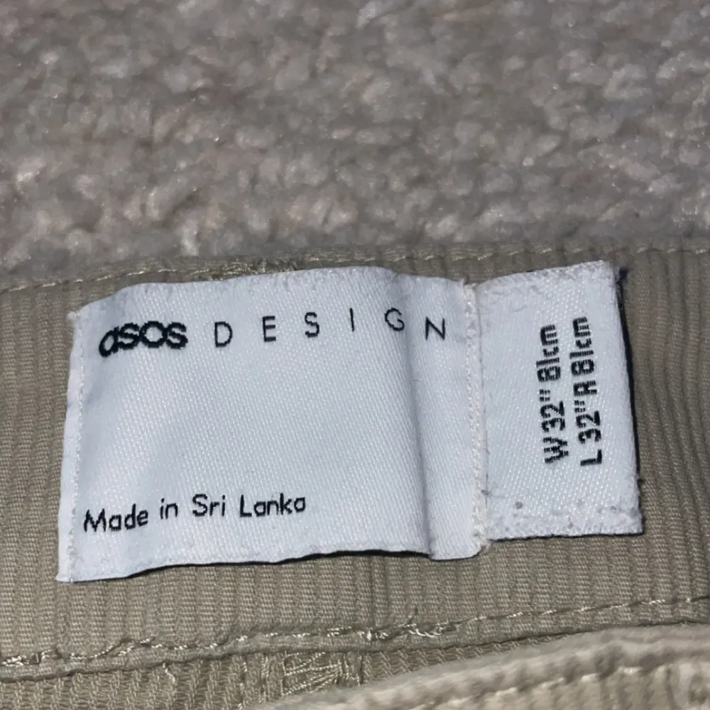 Jeans från ASOS Design (limited edition) Loose Jeans, så om du gillar baggy  W32 L32 i storleken (S/M) Kostnad: 200 (originalpris 400kr). Jeans & Byxor.