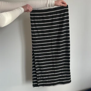 Randig kjol - Randig kjol med slits.