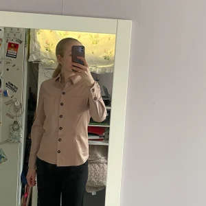 Skinnskjorta - Rosa ”skinn”skjorta från mango i storlek 36. I nyskick.