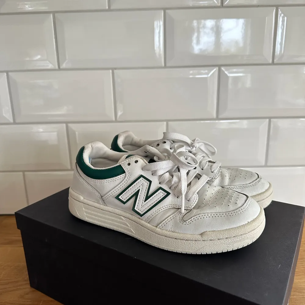 Säljer New Balance sneakers i modellen 480 i storlek 36,5! Men passar mig med 37. I fint skick, köpta i Paris och självklart äkta☘️🤍  Fråga för fler bilder pris förslag!. Skor.