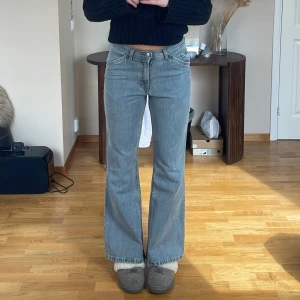 Midrise bootcut jeans  - Sjukt snygga, tyvärr lite korta för mig😓Jag är 177cm💕 midja: 40cm Innerben:77cm