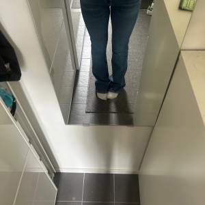 Ett par Zara jeans i mörkblå som inte kommer till användning. Skriv för fler bilder.