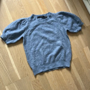 Kortärmad stickad tröja  - En fin kortärmad blå stickad tröja ifrån Vero Moda.💙💙 Tröjan är i bra skick och väldigt fin till våren och sommaren. Pris går alltid att diskuteras🩵