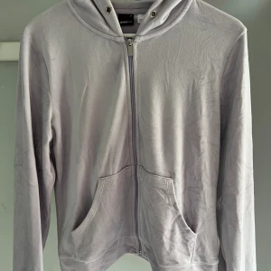 Söt kofta i velour  - Helt ny och oanvänd kofta som liknar juicy couture.