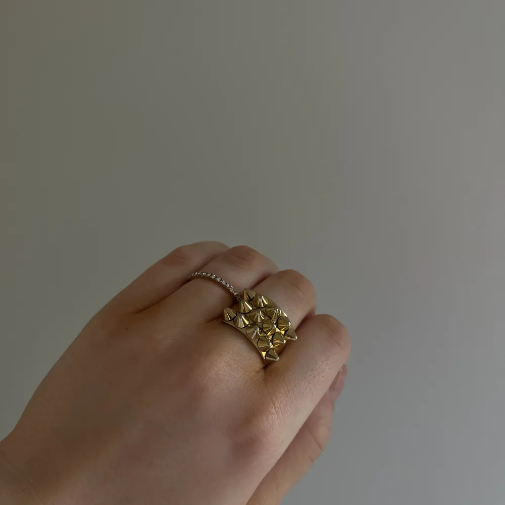 Säljer min populära Edblad ring i guld❣️Ringen är i fint skick, men har några små repor på baksidan av ringen. Säljer då den är i en för stor storlek för mig!💞🫶🏻Nypris: 399kr, säljer för 200kr✨🌸Smyckes Ask medföljer ej!. Accessoarer.