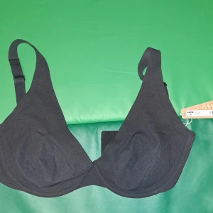 Skims bh - Ny med prislapp. Storlek i svenska mått är ungefär 70/75 F