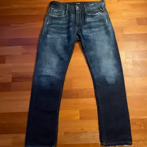 Säljer ett par riktigt sköna jeans från replay för 299kr. Storlek: 31, modell: Rob, skick: 8/10.