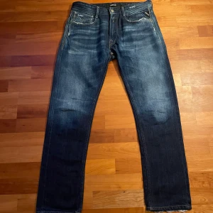 Replay jeans - Säljer ett par riktigt sköna jeans från replay för 299kr. Storlek: 31, modell: Rob, skick: 8/10.