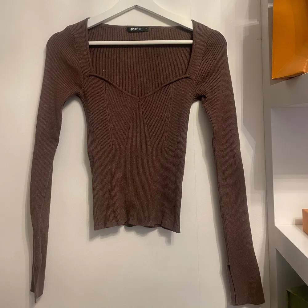 Säljer denna bruna stickade tröjan. Tröjor & Koftor.