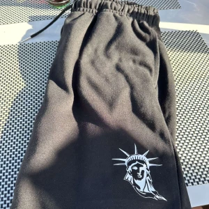 Mjukis shorts - Väldigt sköna mjukis byxor, Sitter väldigt bra i midjan! Skick 10-10 Dem är helt nya! Finns i andra färger också!