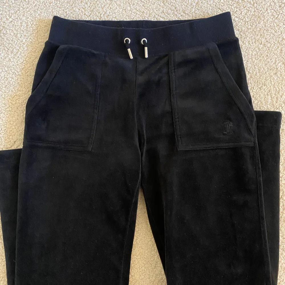 Svarta juicy byxor köpta från Jackie i mall of scandinavia. Den har en liten fläck på vänstra fickan som tyvärr inte går bort, annars är den i bra skick. Säljer då den inte kommer till användning💞. Jeans & Byxor.