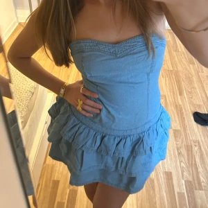 Jeansklänning  - supersnygg bandeau jeansklänning !! 