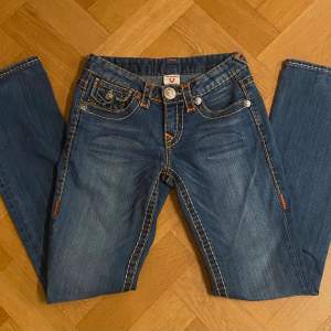 Lågmidjade True Religion jeans med gul söm i storlek 26. Väldigt bra skick, inga tecken på användning. Skriv innan du klickar köp. ❤️