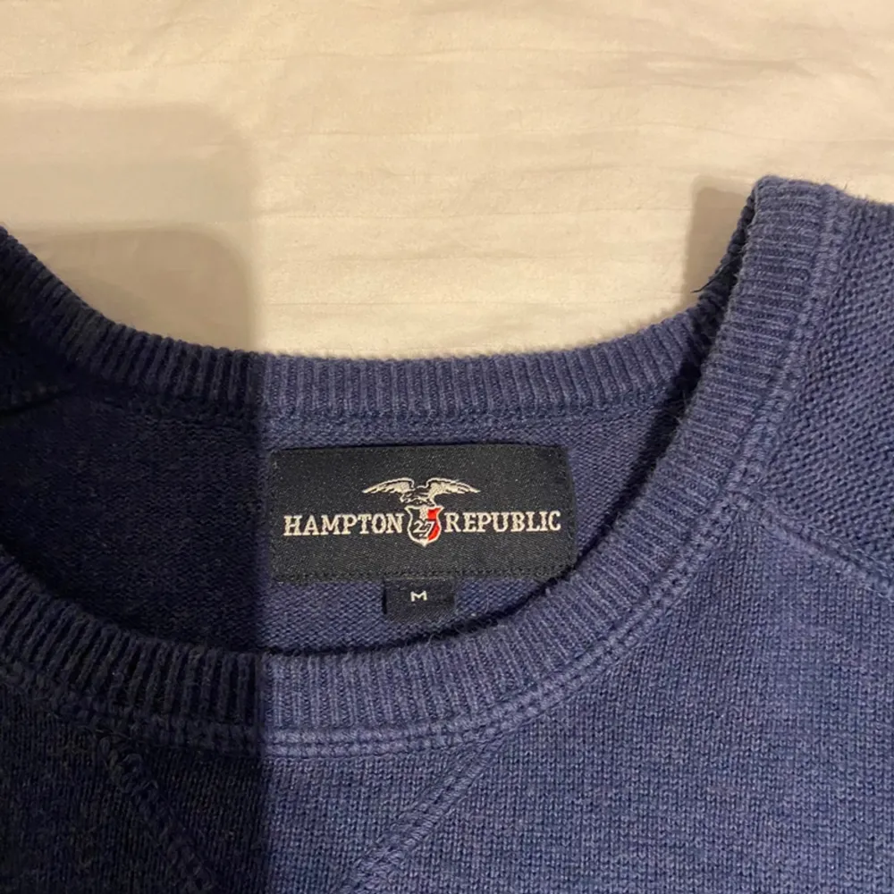 Jättesnygg blå tröja från hampton republic i strl M, men passar även mig som vanligtvis har xs. Skulle säga att den passar från XS-L beroende på hur man vill att den ska sitta💓. Tröjor & Koftor.