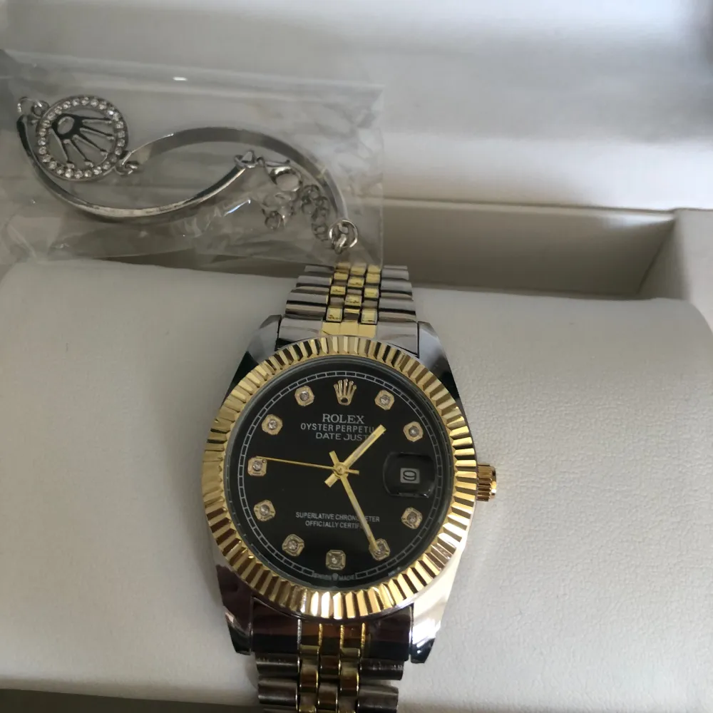 Säljer en helt ny Rolex klocka jätte fin och super bra kvalite allting medföljer  Box ,kartong  Extra smycke armband me Rolex logga  Allt säljs tillsammans för super bra pris går även diskutera  Inga oseriösa tack men hör av er vid frågor👍. Accessoarer.