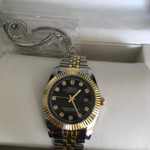 Säljer en helt ny Rolex klocka jätte fin och super bra kvalite allting medföljer  Box ,kartong  Extra smycke armband me Rolex logga  Allt säljs tillsammans för super bra pris går även diskutera  Inga oseriösa tack men hör av er vid frågor👍