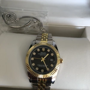 Rolex klocka helt ny - Säljer en helt ny Rolex klocka jätte fin och super bra kvalite allting medföljer  Box ,kartong  Extra smycke armband me Rolex logga  Allt säljs tillsammans för super bra pris går även diskutera  Inga oseriösa tack men hör av er vid frågor👍