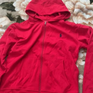 Polo Ralph lauren hoodie - Röd Ralph lauren huvtröja fick den i julklapp förra året och har växt ur den, den är i bra skick. Vill du ha fler bilder så är det bara att fråga. Kan diskutera pris. Mvh