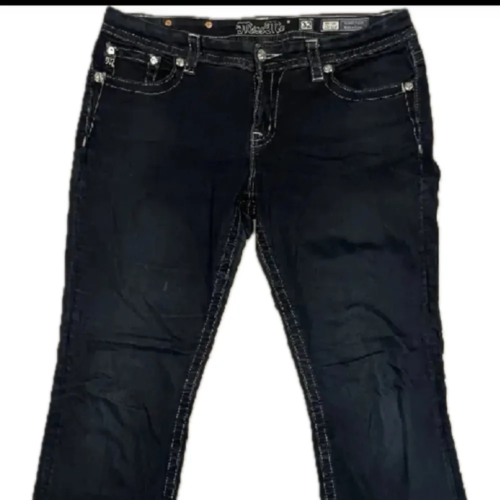 så fina Miss Me Jeans i storlek 32 passar till 30-31) innerbenslängd 75cm midjemått 40 Fråga om mer info🩷. Jeans & Byxor.