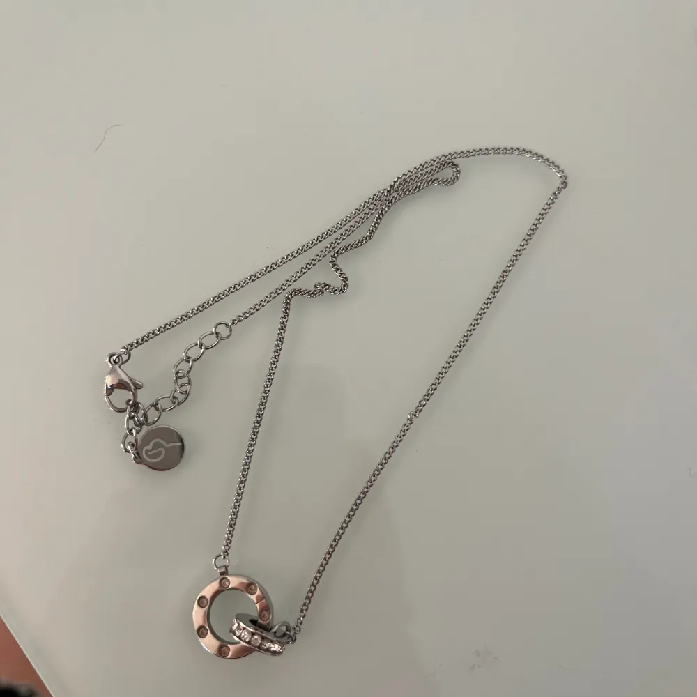 Säljer mitt populära Edblad halsband. Det är deras Eternal Orbit Necklace. Rostfritt stål!! Nypris 449 kr. Accessoarer.