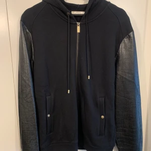 Versace Collection hoodie - Använd 1-2 gånger, nypris 5000kr, mitt pris 2000kr. Skick 10/10, storlek M.
