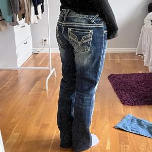 Bootcut Jeans i Lowrise modell💞. Innerbensmåttet är 82 cm och midjemåttet är 40 cm. Modellen är 158 cm lång ✨️ Frågor och funderingar är varmt välkomna 😇  S19 126