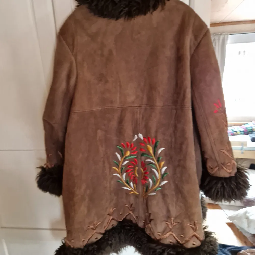 New condition genuine sheep skin embroidered afghan coat. Hand made in Afghanistan with genuine sheepskin all way through. New condition, only used a couple of times. This coat is 44 to 46. Measurements: Armpit to armpit 64cm layin flat Length 100cm . Jackor.
