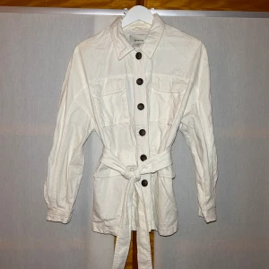 Stradivarius skjorta  - Vit skjorta med justerad midja, fint skick från Stradivarius  I stl M