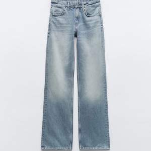 Säljer dessa jeans från zara! Så najs rak passform med medelhög midja och långa i benen😍 är i storlek 40 men skulle mer säga att de är en storlek 38! Använda en gång💕