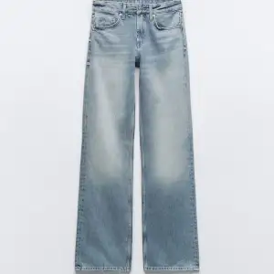 Säljer dessa jeans från zara! Så najs rak passform med medelhög midja och långa i benen😍 är i storlek 40 men skulle mer säga att de är en storlek 38! Använda en gång💕