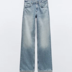 Jeans från zara - Säljer dessa jeans från zara! Så najs rak passform med medelhög midja och långa i benen😍 är i storlek 40 men skulle mer säga att de är en storlek 38! Använda en gång💕