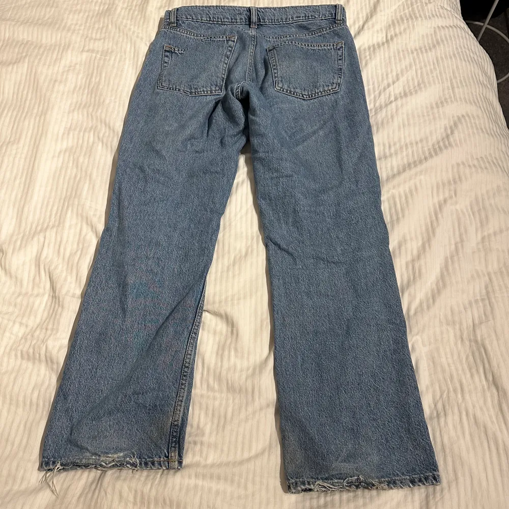 Snygga blåa loose jeans. Säljer då jag inte använder längre. Bra skick förutom längst ner där de är lite trasiga.m (bild 3). Passar någon som är runt 170 cm lång. Skriv gärna om du har frågor eller funderingar😊. Jeans & Byxor.